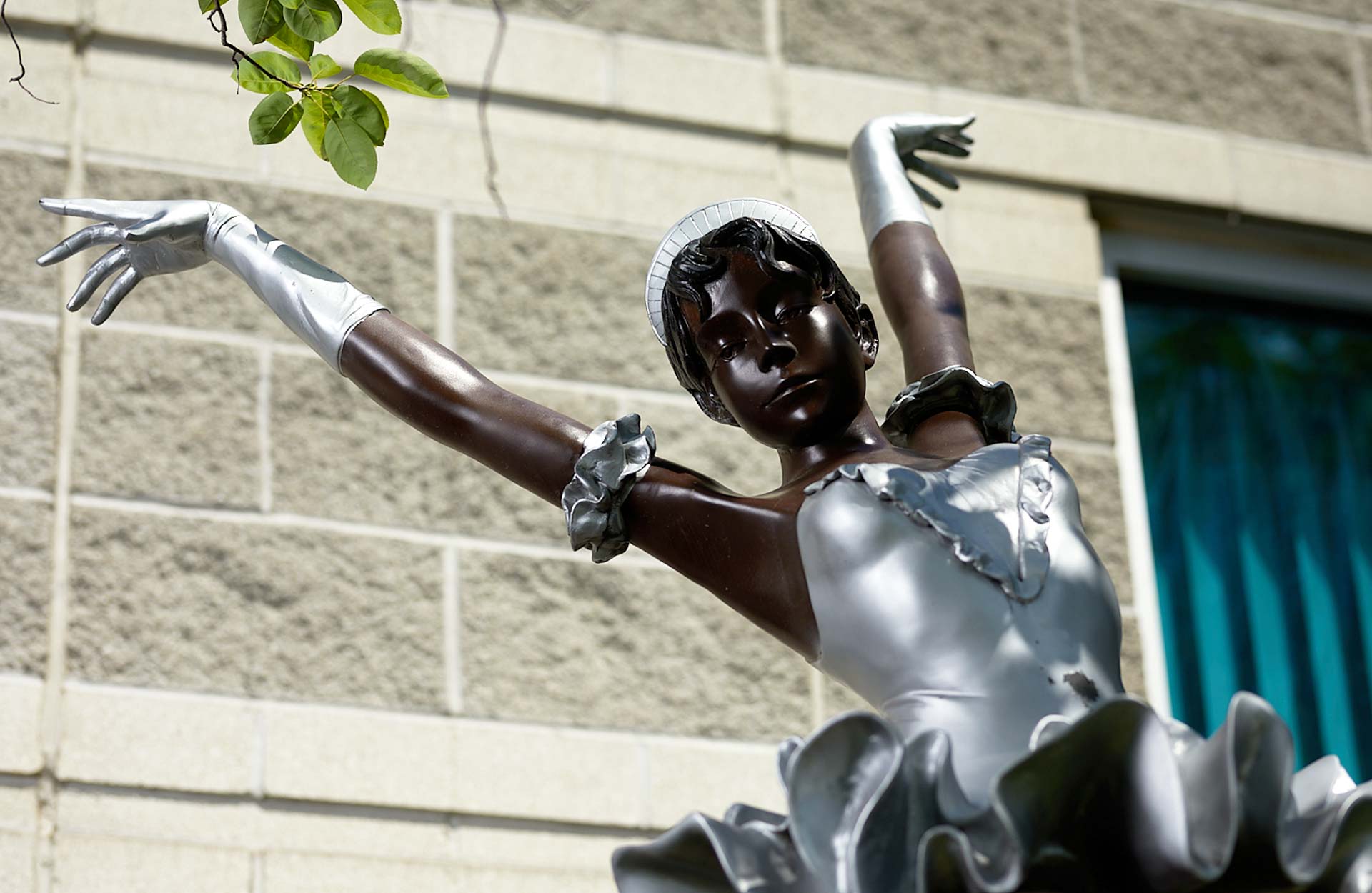 statue of African American ballerina